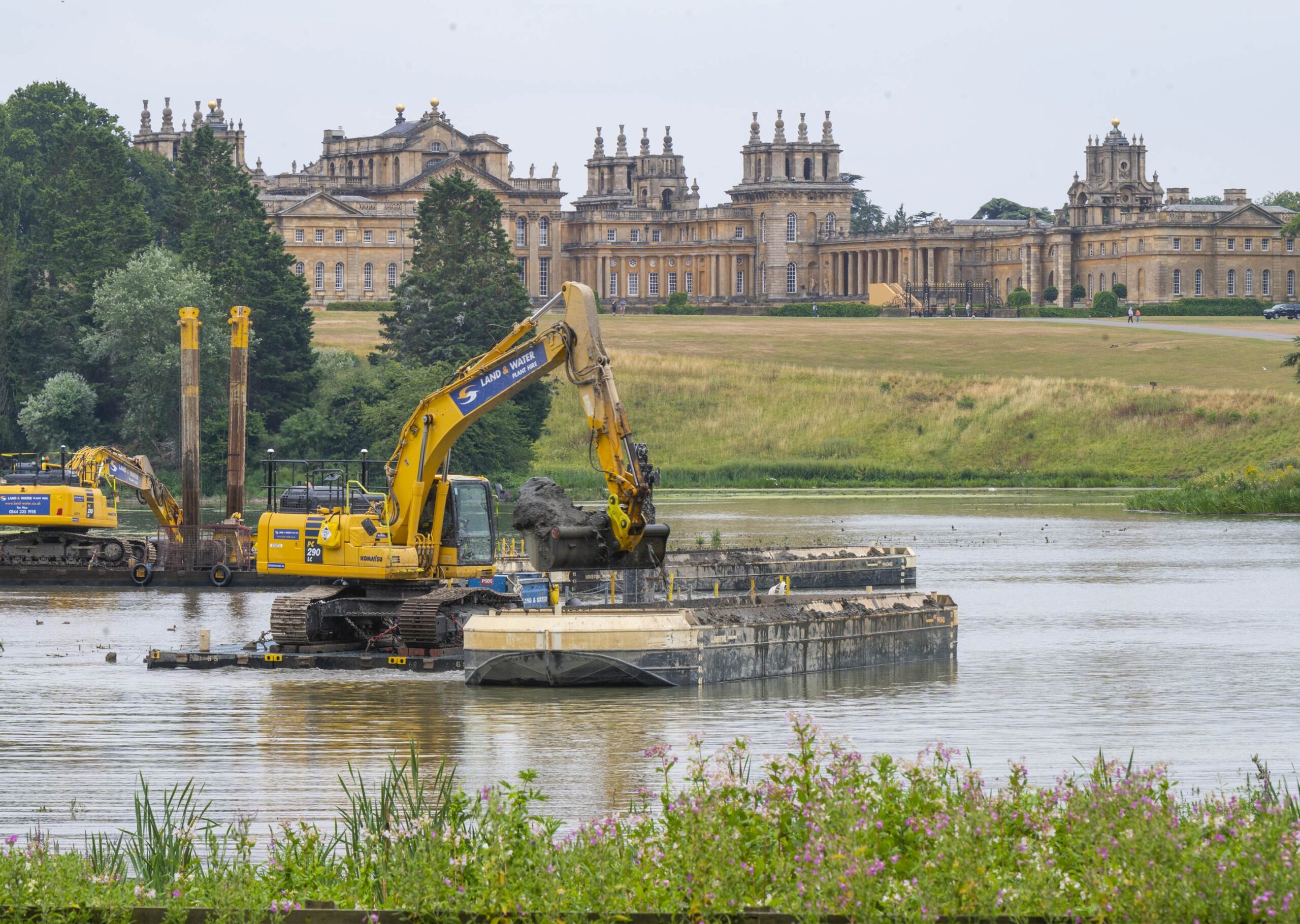 Image of the removal of silt from Blenheim Palace lake