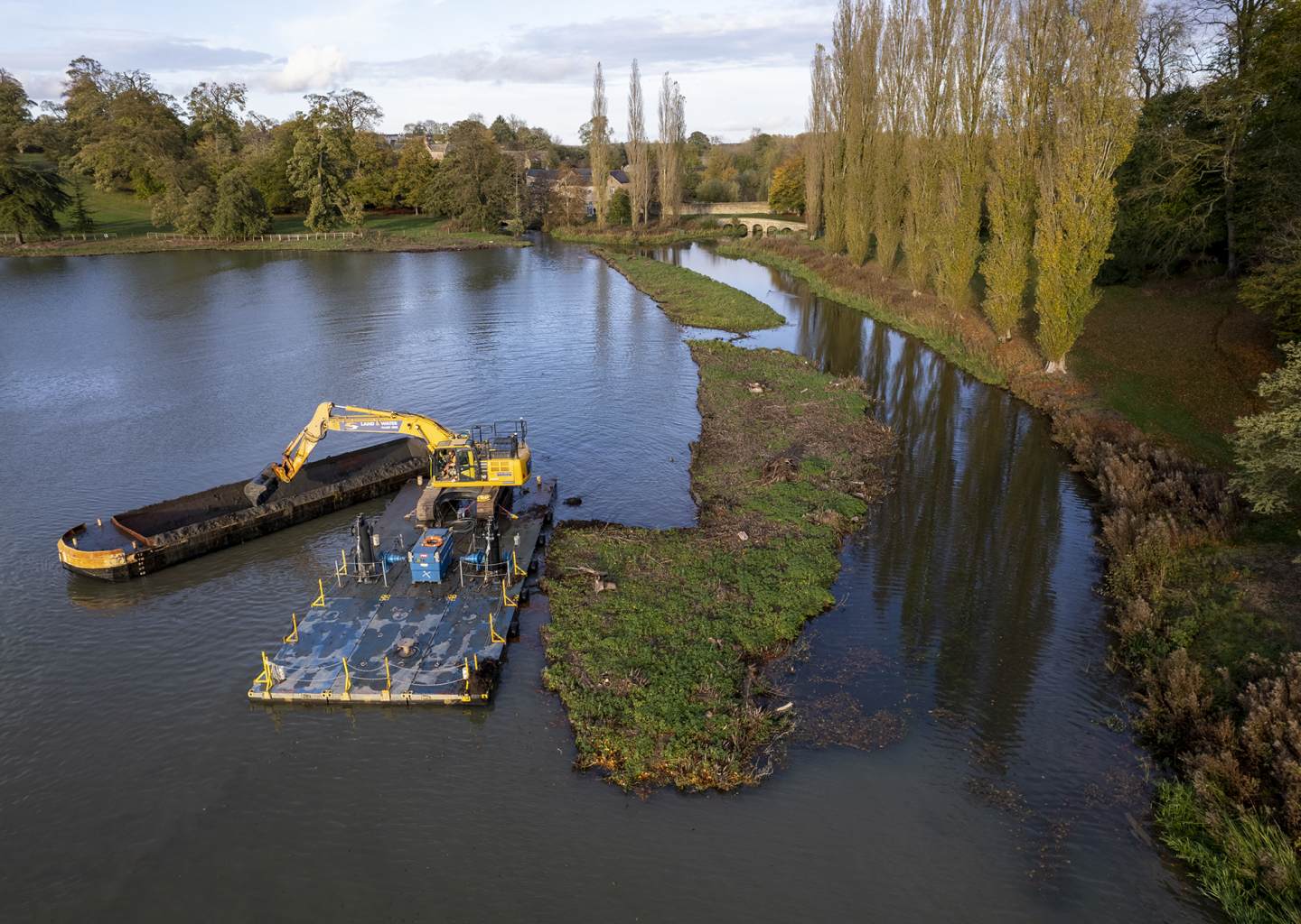 Image of the removal of silt from Blenheim Palace lake